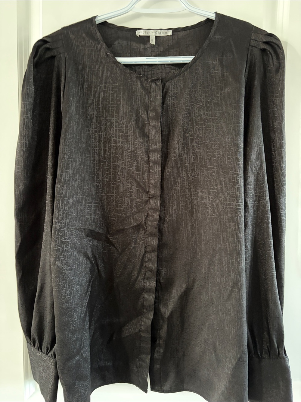 Violet & Claire Black Textured Button-Front Long-Sleeve Blouse